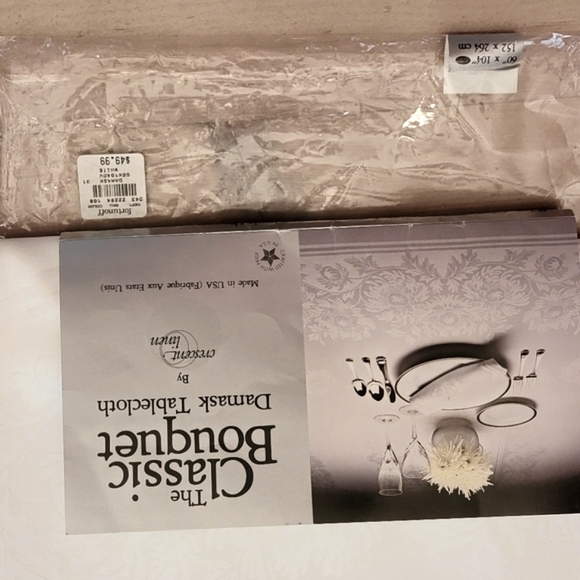 Fortunoff Ivory Damask Oval Tablecloth with 12 matching Napkins - Picture 7 of 10